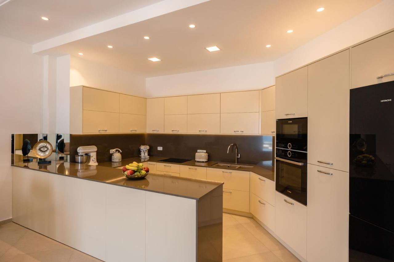 אימרוביגלי Santorini Grand Luxury Villas מראה חיצוני תמונה